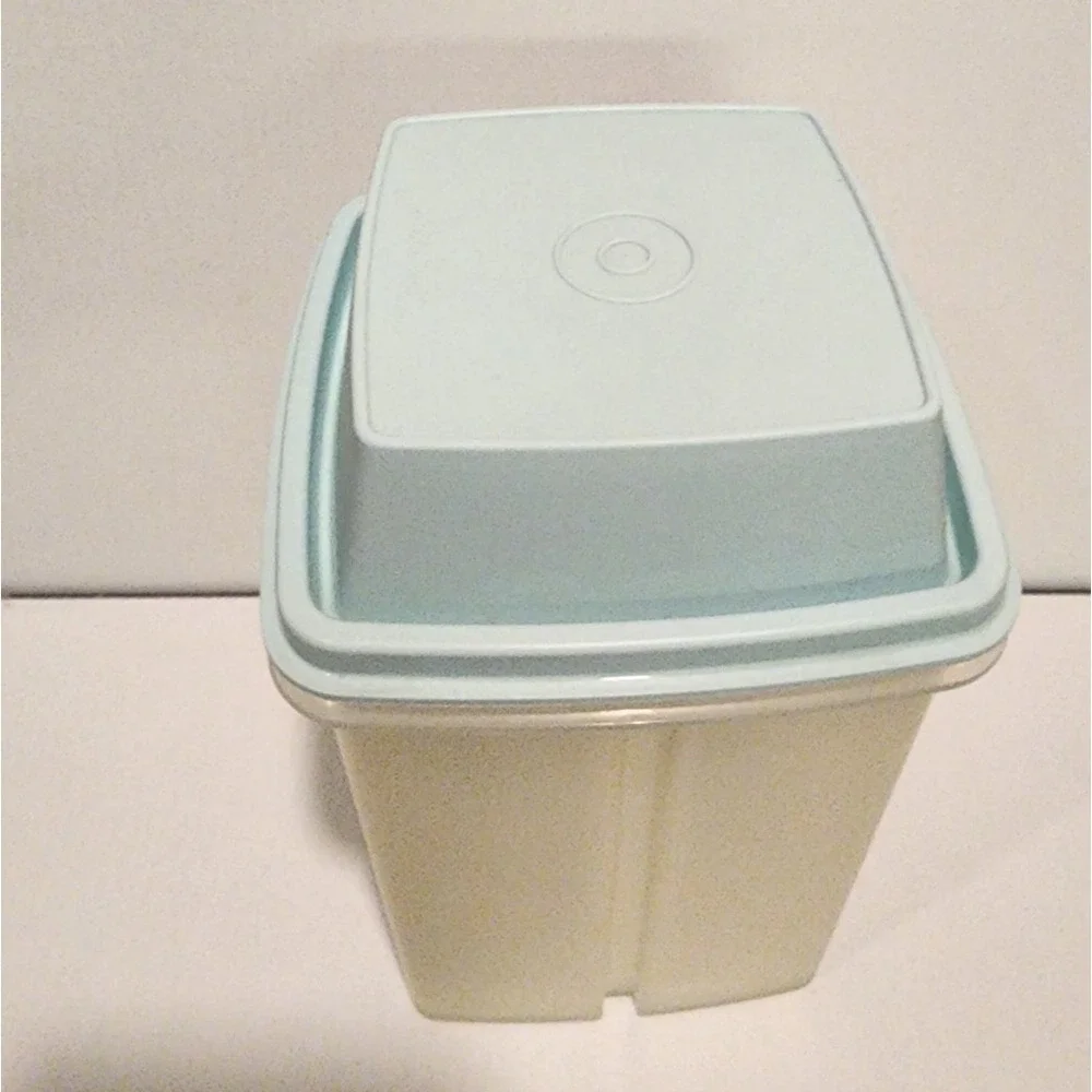 Tupperware Pickle Keeper Blue Top  Parts 1560-1, 1562-2, and  1561-6